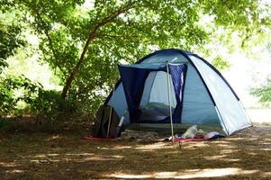 klein camping in een groen Woud. foto