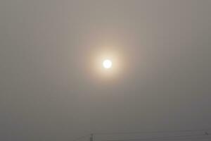 zon in mistig ochtend- dag achtergrond. foto