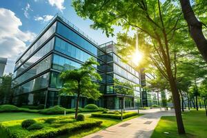 ai gegenereerd modern kantoor gebouw met groen bomen en zonlicht foto