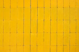 structuur van geel decoratief verticaal gelegd tegels. foto