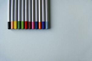 kleur potloden leugens Aan licht grijs achtergrond. kunst concept foto
