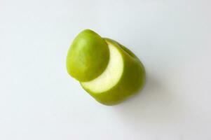 insnijding groen appel Aan wit achtergrond top visie. foto