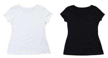wit t-shirt en zwart t-shirt mock-up vooraanzicht kopieerruimte. lege lege t-shirt geïsoleerd op een witte achtergrond foto