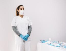 dokter in uniform in de buurt van tafel met medische apparatuur foto