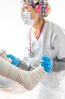 verpleegster die been van patiënt verbindt foto