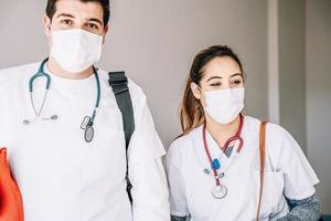 artsen met medisch masker die in het ziekenhuis staan foto