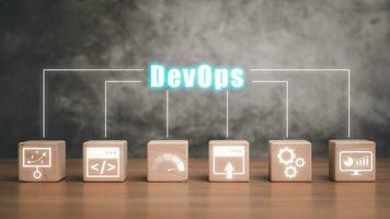 devops concept, houten blok Aan houten bureau met devops icoon Aan virtueel scherm. foto