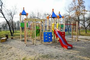 speelplaats voor kinderen in de stad park. kinderen speelplaats foto