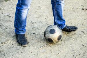 voet in de buurt de voetbal bal. straat spellen met de bal. foto