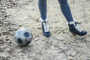 meisjes voet in de buurt de voetbal bal. straat spellen met de bal. foto