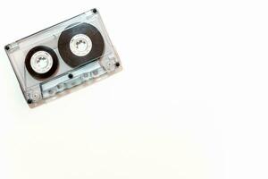 audiocassetteband die op witte achtergrond wordt geïsoleerd foto
