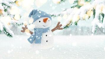 mooi pret sneeuwman met een sjaal en hoed staat in de sneeuw in de buurt een Kerstmis boom met lichten. Kerstmis en nieuw jaar 2024 ansichtkaart, creatief idee. winter groet kaart, concept. foto