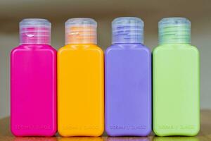 klein gekleurde plastic flessen voor op reis foto