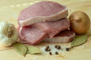 vers varkensvlees met ingrediënten voor Koken Aan houten bord foto