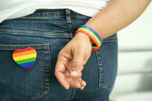 vrouw Holding lgbt regenboog kleurrijk vlag, symbool van lesbienne, homo, biseksueel, transgender, menselijk rechten, tolerantie en vrede. foto