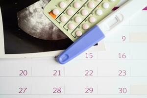 zwangerschap test en geboorte controle pillen met echografie scannen van baby baarmoeder, anticonceptie Gezondheid en geneesmiddel. foto