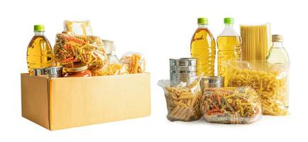 voedsel voor donatie, opslag en levering. verschillende soorten voedsel, pasta, bakolie en ingeblikt voedsel in kartonnen doos. foto
