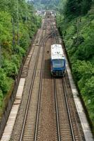 visie Aan twee spoorweg bijhouden lijnen en trein foto