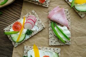 gezond boterhammen met vers groenten. ontbijt toast Aan houten snijdend bord. evenwichtig ontbijt. foto