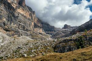 visie van de berg pieken brenta dolomieten. trentino, Italië foto