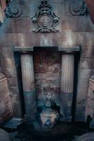 leeuw fontein met thermisch water in Catalonië, Spanje. caldes de Montbui Barcelona provincie. oud fontein foto