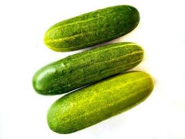 vers groente komkommer geserveerd Aan wit achtergrond foto formaten