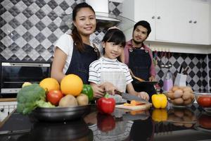 gelukkige familie laat vader, moeder en hun dochtertje samen koken in de keuken
