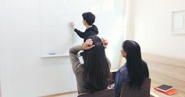 de vrouwelijke student, ze voelde hoofdpijn en een serieuze leraar begreep het niet. foto