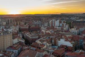 zonsondergang over de stad Valladolid in Spanje vanuit de lucht foto