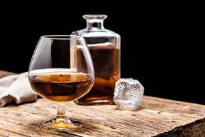 cognac of whisky drinken op rustiek foto