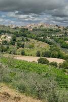 visie naar middeleeuws dorp van Montefalco, Umbrië, Italië foto