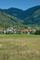 dorp van nesselwaengle in tannheimer tal, tirol, oostenrijk foto