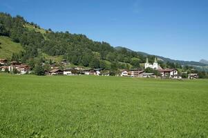 dorp van brixen im thale,tirol,oostenrijk foto