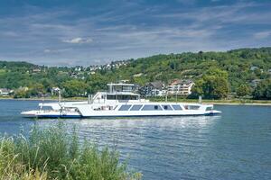 auto veerboot Aan Rijn rivier- van linz ben Rhein naar remagen-kripp, Rijnland-Palts, Duitsland foto