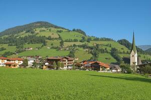 dorp van niederau in wildschönau, tirol, oostenrijk foto