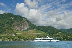 visie over- Rijn rivier- naar beroemd drachenfels ruïneren , Zevengebergte regio, duitsland foto