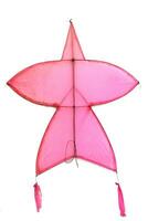 roze ster vorm vlieger of chula vlieger Aan wit achtergrond gemaakt van papier en bamboe stok. inheems vorm Thais vlieger in Thailand. foto