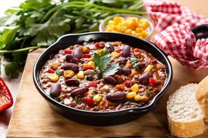 traditionele mexicaanse tex mex chili con carne in ijzeren pan foto