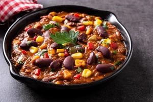 traditionele mexicaanse tex mex chili con carne in ijzeren pan foto