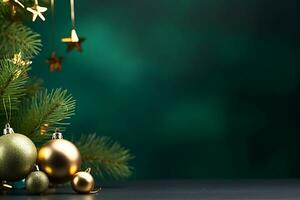 ai gegenereerd Kerstmis samenstelling van Spar boom takken met kerstballen en klok Aan groen achtergrond foto