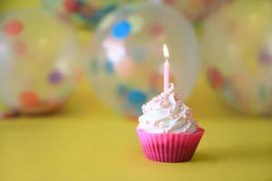 heldere gelukkige verjaardag cupcakes met kaarsen