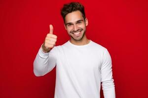 ai gegenereerd portret van vrolijk Mens glimlachen en tonen duim omhoog over- rood achtergrond foto