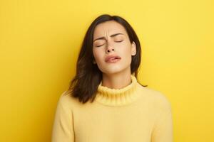 ai gegenereerd portret van een depressief en verward vrouw Aan geïsoleerd geel achtergrond generatief ai foto