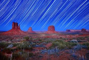 daglicht en sterrenspoor afbeelding van monument valley arizona usa foto