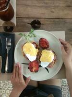 Seminyak, Bali, 2021 - ochtend- ontbijt ei muffins foto