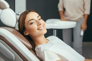 ai gegenereerd portret van glimlachen jong vrouw zittend Aan stoel Bij tandheelkundig kliniek foto