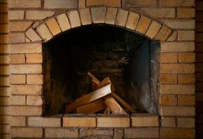 een steen haard in huiselijk huis. haard, behuizing voor een Open brand binnen een onderkomen, gebruikt voor verwarming en vaak voor Koken. foto