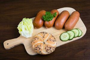 worstjes geregeld Aan snijdend bord met baguette foto