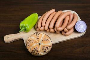 worstjes geregeld Aan snijdend bord met baguette foto