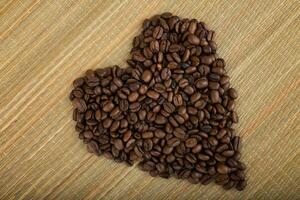 hart vorm gemaakt door koffie bonen foto